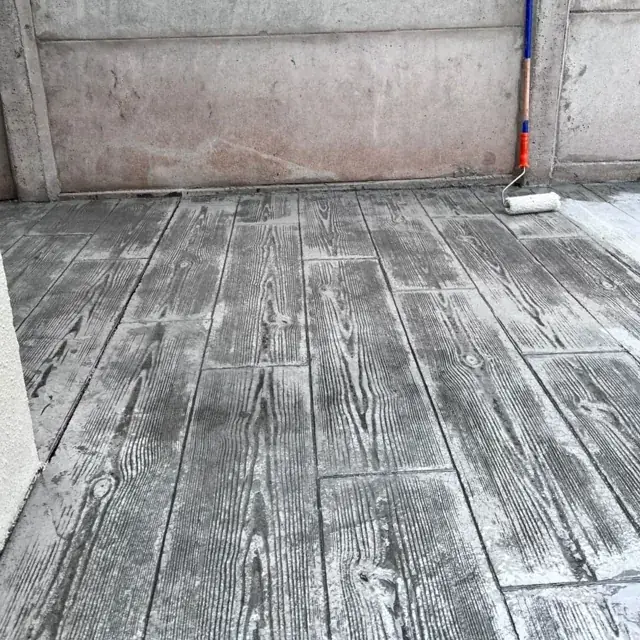 Piso estampado terminado durante el sellado